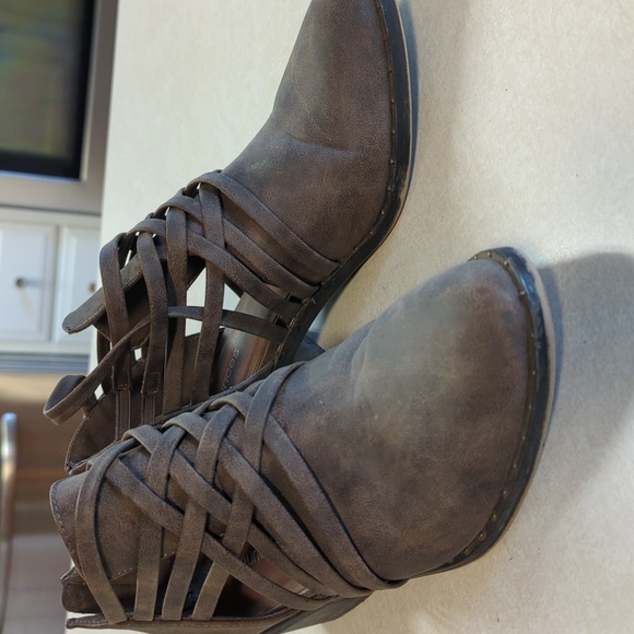 Maurices Ankle shoes, size 8, taupe - Picture 2 of 5